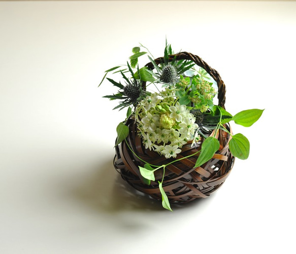 花籠こでまり　竹の花入れ　乱れ編みの小さ目な花器 5枚目の画像