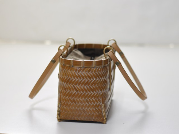 竹かごバッグ　網代編み　ミニ　革手　職人手作りの竹バッグ 3枚目の画像