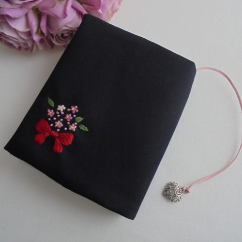 手刺繍 聖書カバー・讃美歌カバー 赤いリボンとわすれなぐさの花束