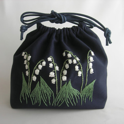 手刺繍　すずらんの咲く庭　イングリッシュガーデン　肩からかけられる巾着バッグ 2枚目の画像