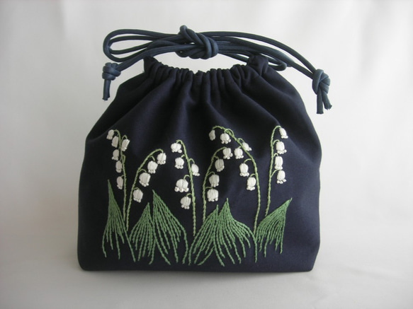 手刺繍　すずらんの咲く庭　イングリッシュガーデン　肩からかけられる巾着バッグ 2枚目の画像