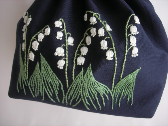 手刺繍　すずらんの咲く庭　イングリッシュガーデン　肩からかけられる巾着バッグ 3枚目の画像