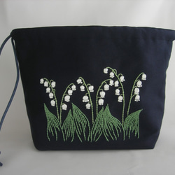 手刺繍　すずらんの咲く庭　イングリッシュガーデン　肩からかけられる巾着バッグ 5枚目の画像