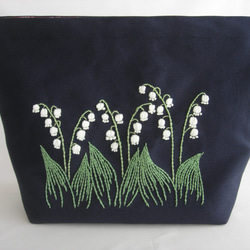 手刺繍　すずらんの咲く庭　イングリッシュガーデン　肩からかけられる巾着バッグ 6枚目の画像
