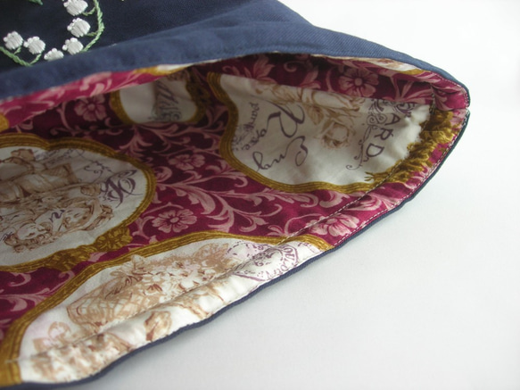 手刺繍　すずらんの咲く庭　イングリッシュガーデン　肩からかけられる巾着バッグ 7枚目の画像