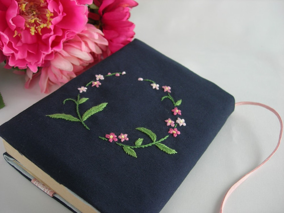 文庫本カバー・ 聖書カバー・讃美歌カバー　手刺繍 わすれな草・すずらん 3枚目の画像