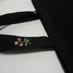 お受験 手刺繍濃紺レッスンバッグ　わすれな草　ピンク 4枚目の画像