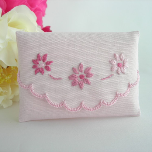 ピンクの白玉様ポケットティッシュケースまNo.621赤い薔薇刺繍 楽天