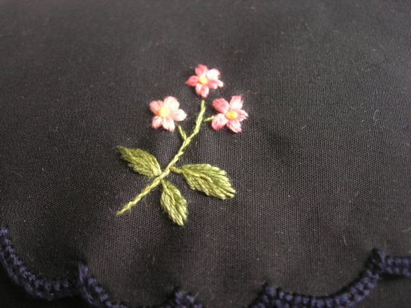 手刺繍ポケットティッシュケース　お受験用にも　わすれな草　ピンク　通園通学 3枚目の画像