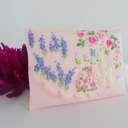 手刺繍ポケットティッシュケース ラベンダーとバラの咲く庭