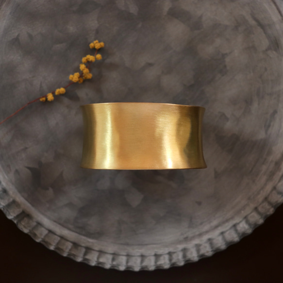 【kubire くびれ】3.0 ワイドバングル /幅30㎜ / 内反り/ 真鍮 1枚目の画像