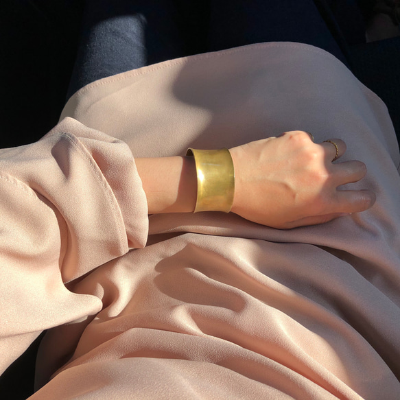 【kubire くびれ】3.0 ワイドバングル /幅30㎜ / 内反り/ 真鍮 2枚目の画像