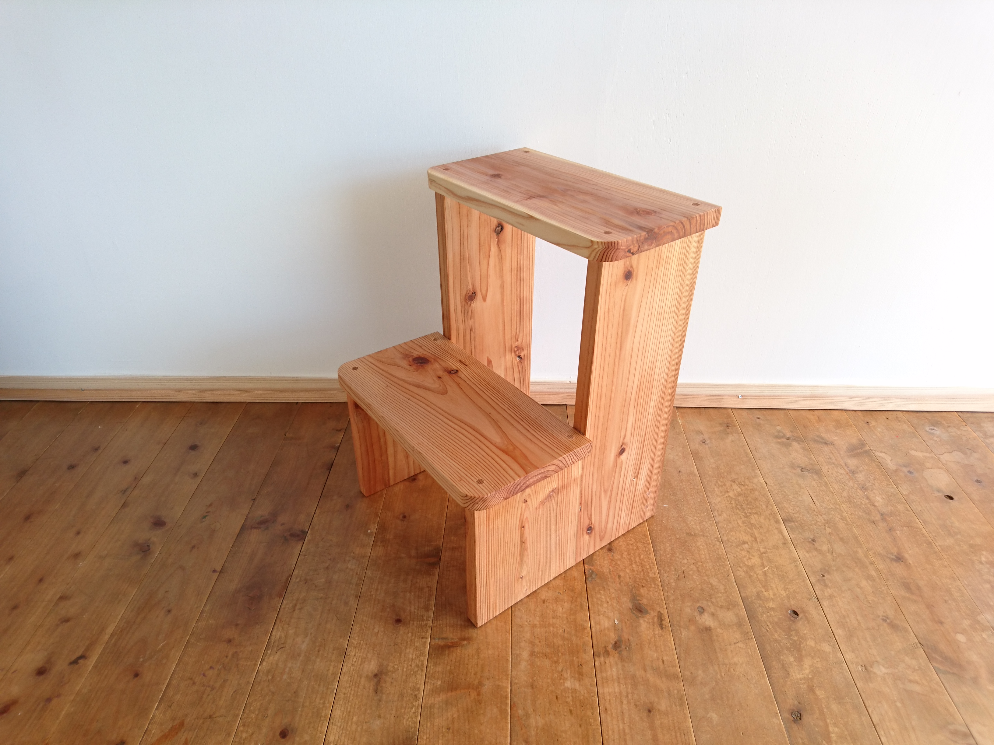 杉 ベーシックな踏み台   天然無垢材使用 お気に入りの小物を置いてインテリアとしても活かせる