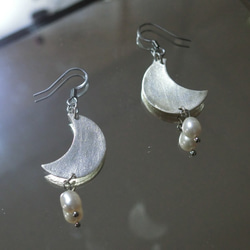 淡水パールと三日月シェイプの白銀ピアス Freshwater Pearl with Crescent Moon 6枚目の画像