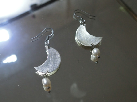 淡水パールと三日月シェイプの白銀ピアス Freshwater Pearl with Crescent Moon 6枚目の画像