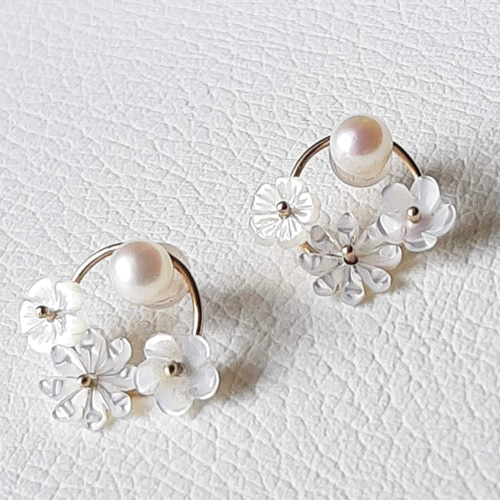 K10YG マザーオブパールの2way小花のピアス お花 大人のアクセサリー  
