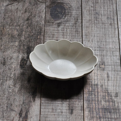 輪花楕円6寸深鉢／白 中皿 森の種陶工所 通販 10521836｜Creema(クリーマ)