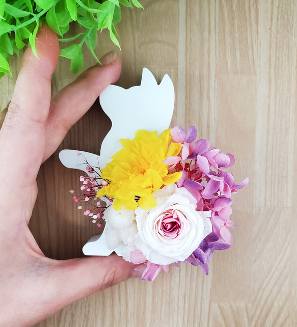 イヌの置型アロマストーン 菊とバラのアレンジメント 6枚目の画像