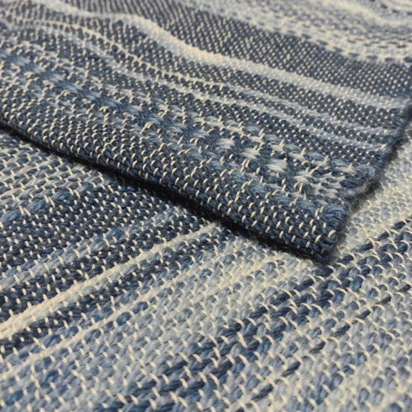 手織りストール(藍染ウール・ネイビーグラデーション) 2枚目の画像