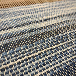 手織りストール(藍染ウール・ネイビーグラデーション) 4枚目の画像