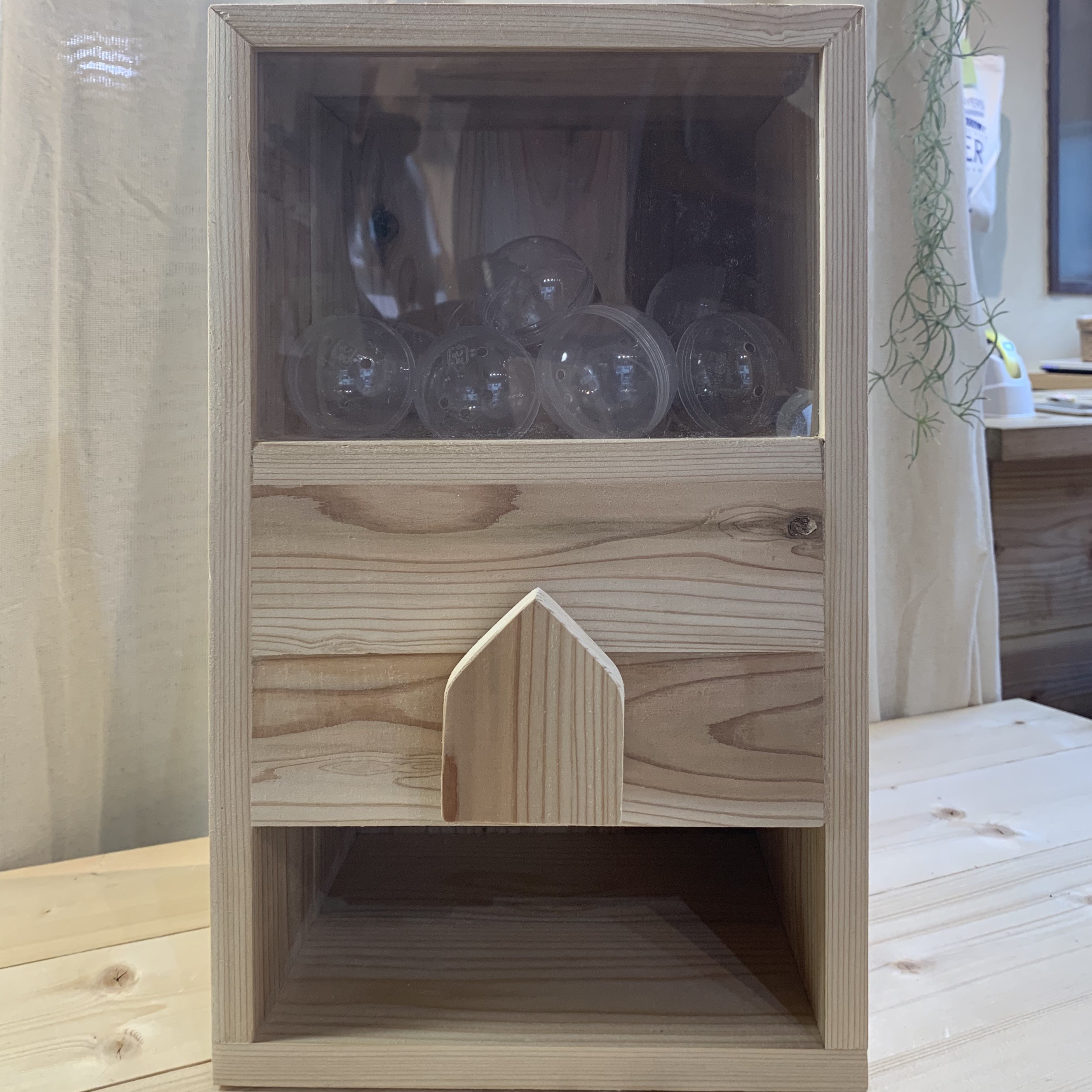 木製カプセルマシーン