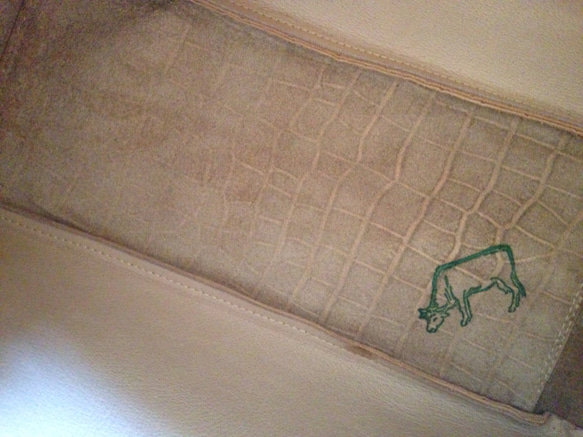 限量版鱷魚紋皮革米色小降落傘包波士頓包 第5張的照片