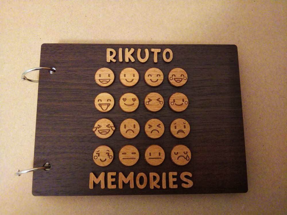 スタンド付きフォトアルバム 名前入り＆フェイス（ウォルナットカラー）