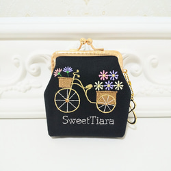 小銭入れ✽刺繍がま口✽フラワーバスケット自転車の刺繍（イニシャルチャーム付き）お札も入る大人可愛いコインケース 1枚目の画像