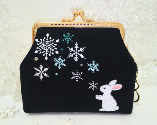 手刺繍入ちっちゃな ガーゼハンカチ【寒がりりす君と雪】 オリーブの手