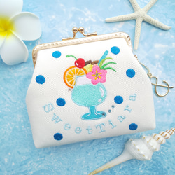 〔特集掲載〕がま口❋刺繍 〜トロピカルドリンクと夏の水玉刺繍〜✽二つ折りお札も入る2ポケット✽財布✽ポーチ（チャーム付） 1枚目の画像