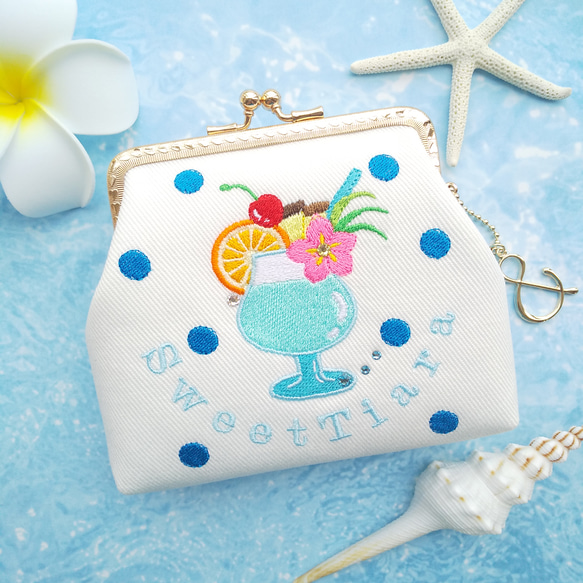 〔特集掲載〕がま口❋刺繍 〜トロピカルドリンクと夏の水玉刺繍〜✽二つ折りお札も入る2ポケット✽財布✽ポーチ（チャーム付） 1枚目の画像