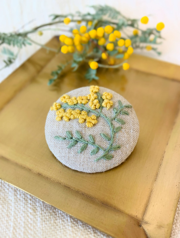 リネン ミモザ刺繍ブローチ（円形・ベージュ） ブローチ Kobo
