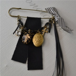 cross motif with black ribbon brooch 1枚目の画像