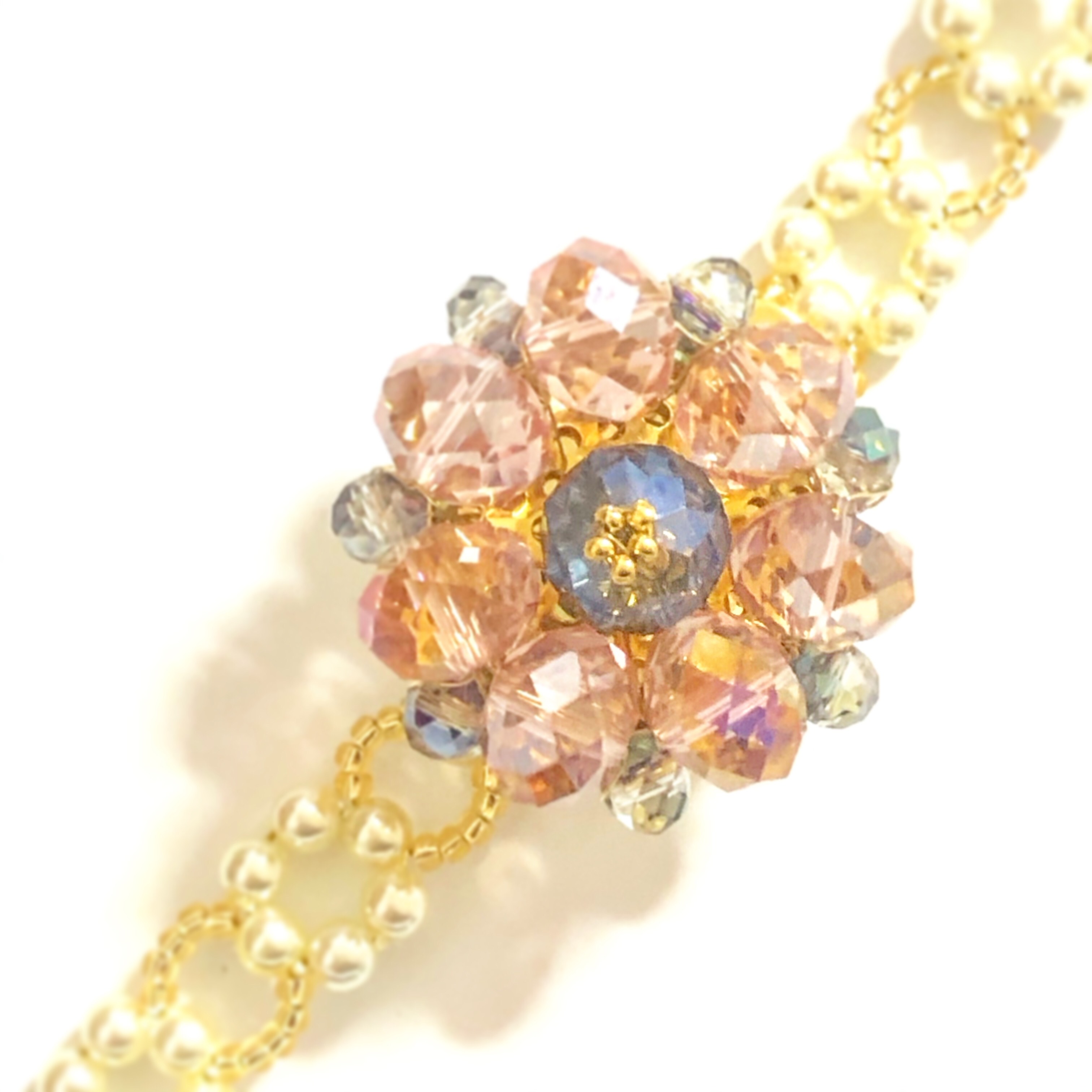 ベルト部分がブレスレットに、お花モチーフが帯留めとして切り離せる可愛いゴージャスなチョーカー