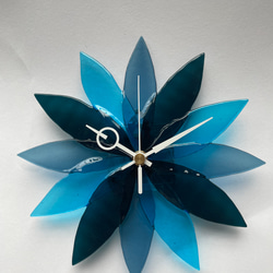 【受注制作】ガラスの花びら時計　サムシングブルー　掛け時計 3枚目の画像