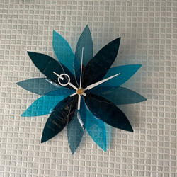 【受注制作】ガラスの花びら時計　サムシングブルー　掛け時計 4枚目の画像