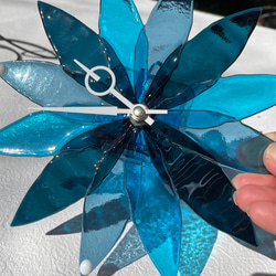 【受注制作】ガラスの花びら時計　サムシングブルー　掛け時計 6枚目の画像