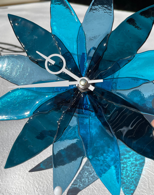 【受注制作】ガラスの花びら時計　サムシングブルー　掛け時計 8枚目の画像