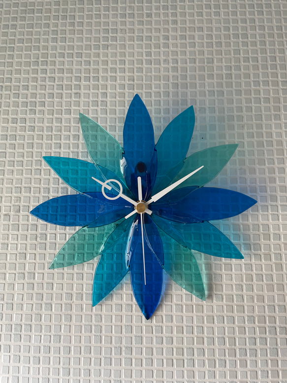 【受注製作】ガラスの花びら時計　妖精の羽　Pale Blue 3枚目の画像