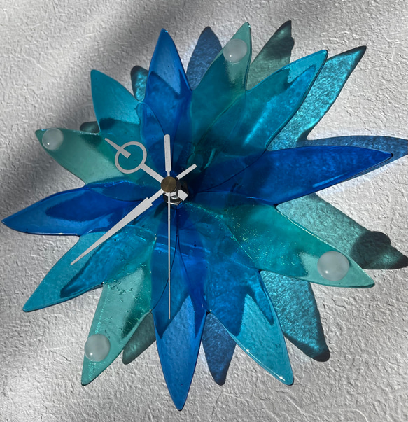 【受注製作】ガラスの花びら時計　妖精の羽　Pale Blue 8枚目の画像