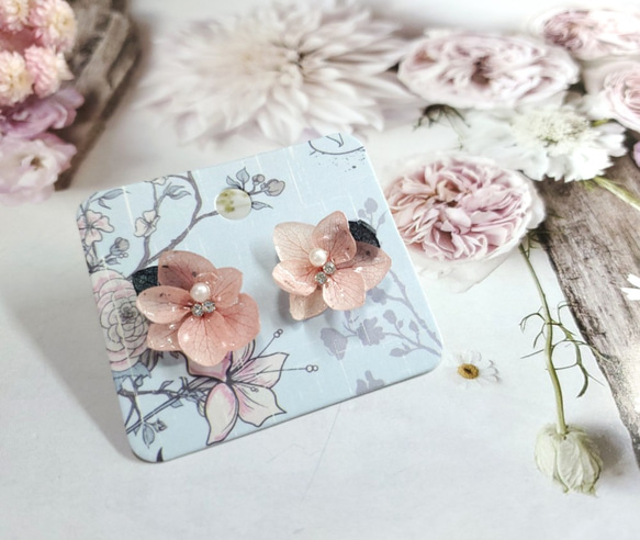 【恋の香り】ミストピンク小紫陽花ピアス 1枚目の画像