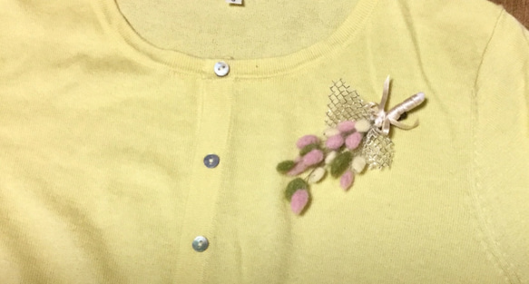 コサージュ 3点セット 晴れの日に 羊毛フェルト ベージュ ピンク イエロー 花束 ピンブローチ 3枚目の画像