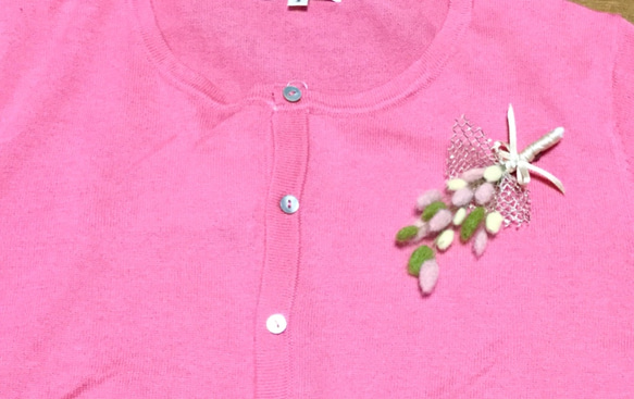 送料無料 コサージュ 卒業・入学に 晴れの日に 羊毛フェルト ベージュ ピンク イエロー 花束 ピンブローチ 2枚目の画像