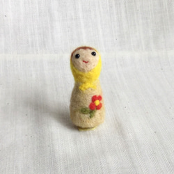 マトリョーシカ 黄色い頭巾の女の子 羊毛フェルト インテリア 置き物 1枚目の画像