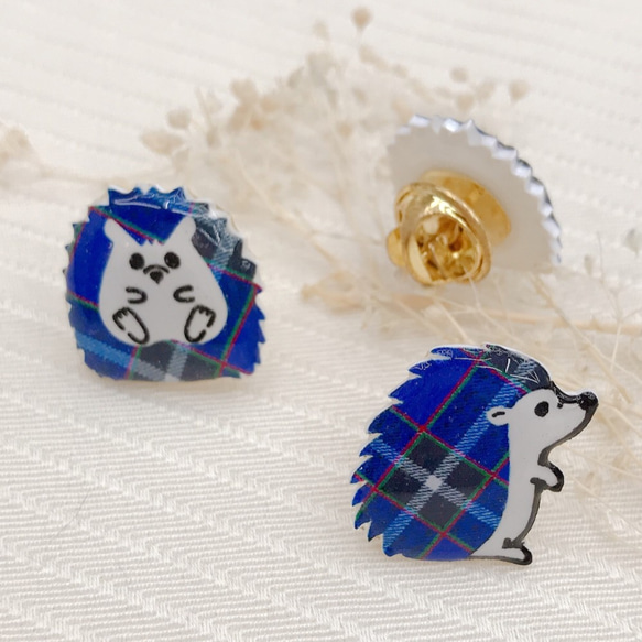 はりねずみ ピンバッジ 神戸タータン プラ板 海 青 紺色 ネイビー