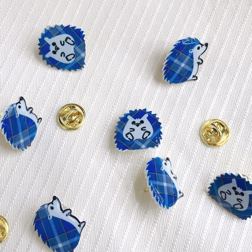 はりねずみ ピンバッジ 神戸タータン プラ板 海 青 紺色 ネイビー