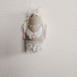 エストニア作家さんのリネンの天使の人形 4枚目の画像