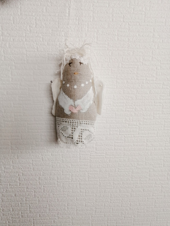 エストニア作家さんのリネンの天使の人形 4枚目の画像