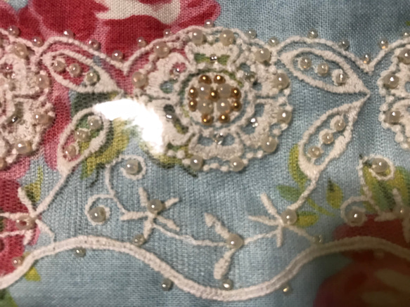 ビーズ刺繍のきらきらポーチ花柄 眼鏡ポーチ PVCビニールコーティング 3枚目の画像
