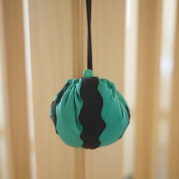 畳まないで収納できる！スイカのエコバッグ 4枚目の画像